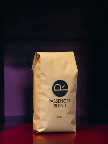 PASSENGER BLEND 1 kg Kaffeepackung – nachhaltig geröstete Mischung aus Berlin mit Noten von dunkler Schokolade und Mandel.