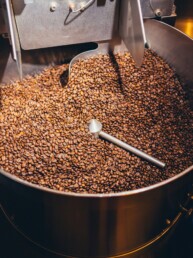 Frisch geröstete Kaffeebohnen kühlen im Loring-Röster der PASSENGER Coffee Rösterei in Berlin.