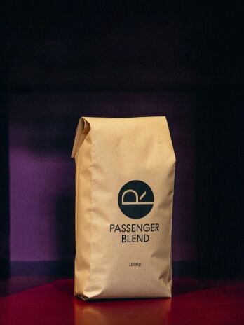PASSENGER BLEND 1 kg Kaffeepackung – nachhaltig geröstete Mischung aus Berlin mit Noten von dunkler Schokolade und Mandel.