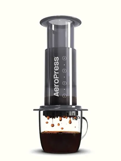 AeroPress Kaffeebereiter auf einer Glastasse mit frisch gebrühtem Kaffee