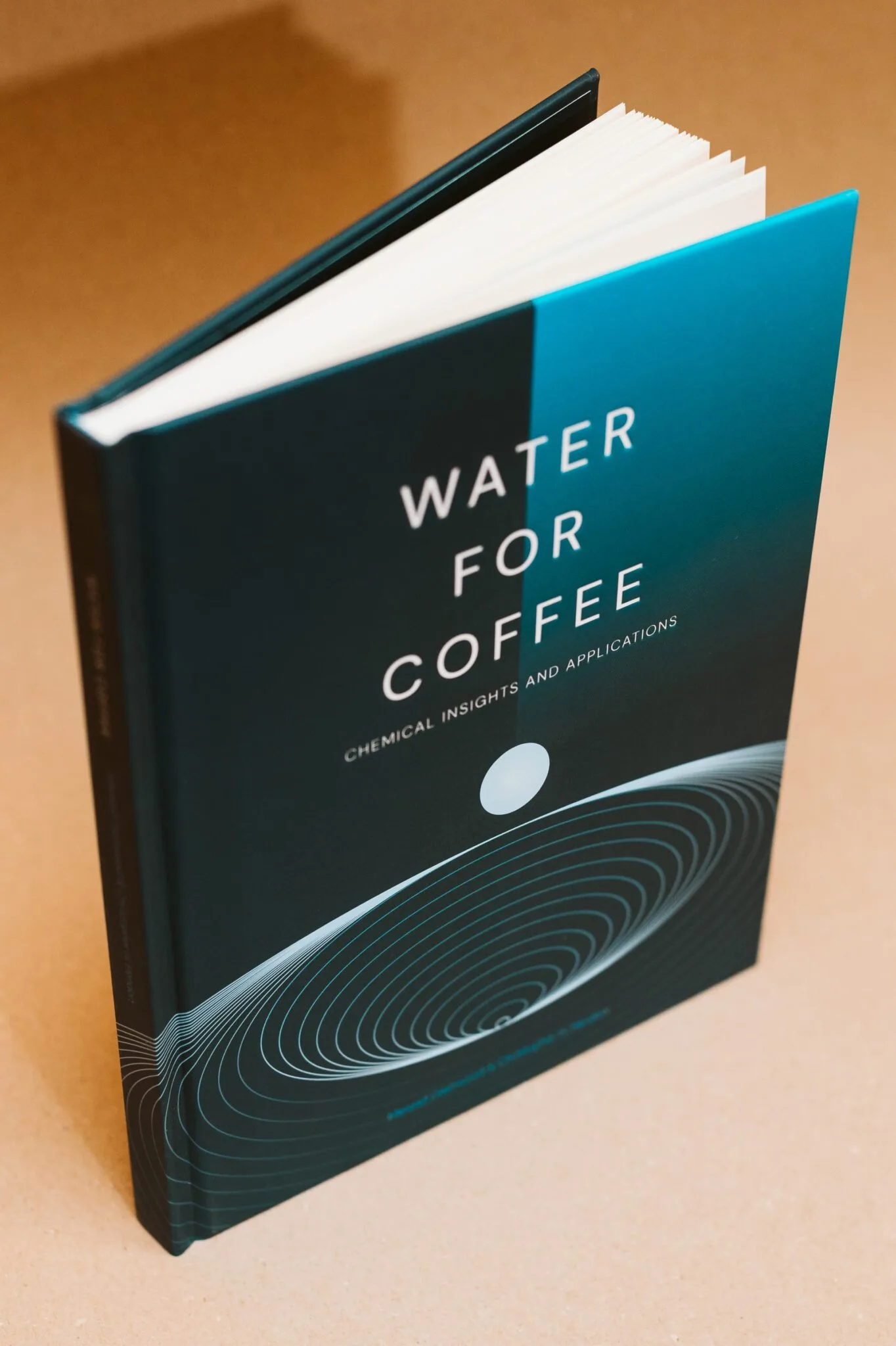 Buch „Water for Coffee“ stehend von der Seite